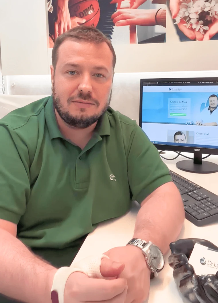 Dr. Luiz Brito em seu consultório